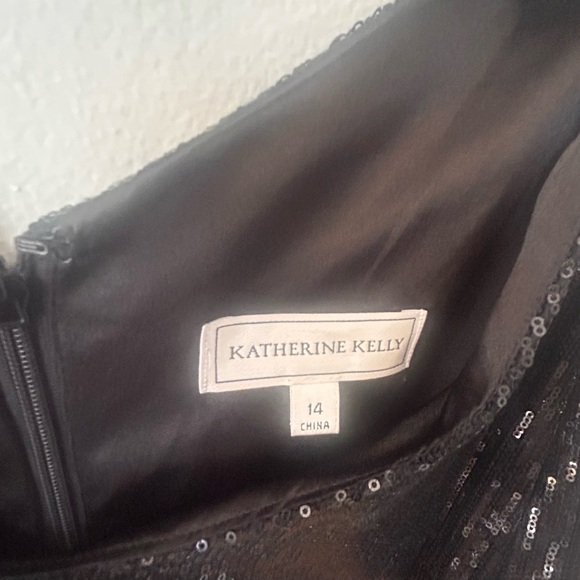 Elegant Black and Gold Long Sleeve Dress - Picture 3 of 4